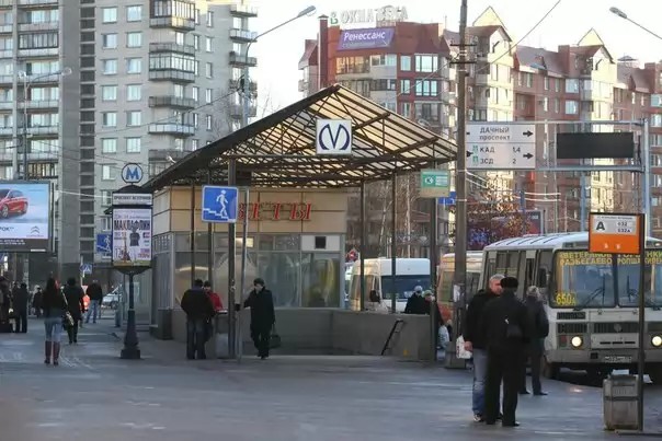 Электрик у метро Ветеранов