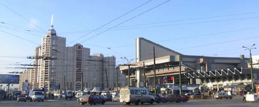 Электрик у метро «Пионерская»