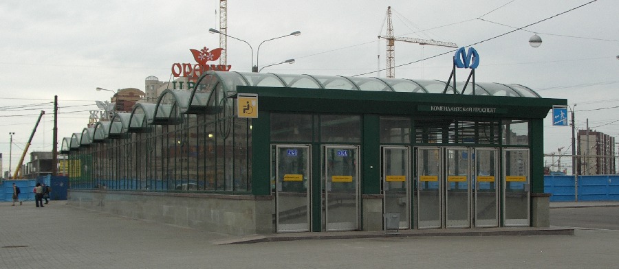 Электрик у метро «Комендантский проспект»